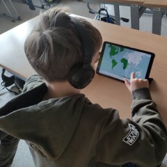 Kind am Tablet