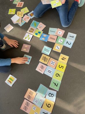 Kinder spielen Kinder spielen